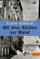 Mit dem Rücken zur Wand